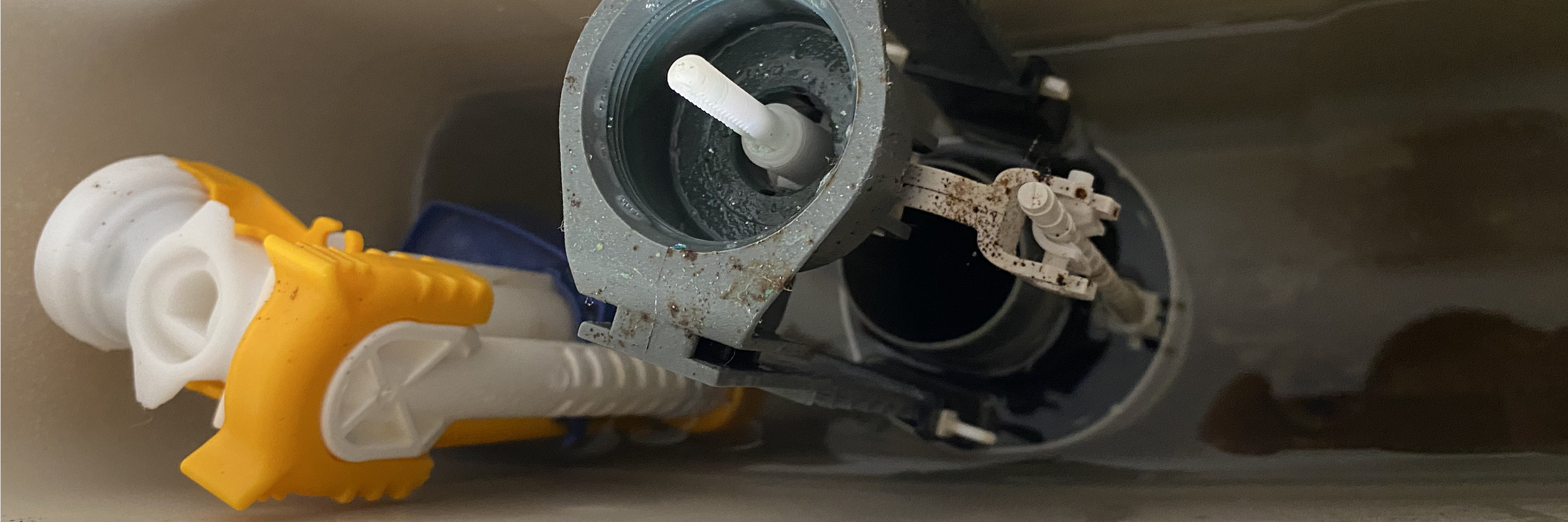 conjunto completo de cisterna, usado en el que se puede ver uno de los motivos de avería, la suciedad impide su correcto funcionamiento